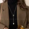 Acero de titanio no se decolora collar largo para mujer primavera retro perla cadena dorada para suéter temperamento alta gama lujo ligero accesorios