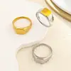 Anillo Sencillo Liso con Logo Grabado con Láser de Acero Inoxidable Chapado en Oro de 18 Quilates Estilo Europeo y Americano Lujo Ligero Anillo de Acero de Titanio