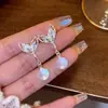 Pendientes de Moda Dulces y Frescos para Mujer, Lujo Ligero con un Toque de Alta Gama, Pendientes Versátiles con un Diseño Único, Pendientes de Botón de Nicho al por Mayor