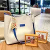 Etiqueta acrílica con texto de girasol creativo Colgante de llavero con campana Estudiante femenina Mochila escolar Colgante pequeño Venta al por mayor