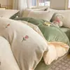 Juego de ropa de cama de cuatro piezas de terciopelo de leche de alta densidad, edición de invierno, con polar añadido y sábanas de franela engrosadas, funda de edredón bordada y accesorios de cama