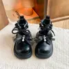 Botas de couro para meninas, nova coleção primavera/outono 2026, botas Martin com cadarço infantis, botas para meninas, botinhas da moda com sola macia para crianças maiores