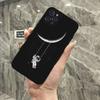 Funda para iPhone 15 con diseño de astronauta pintado en cielo estrellado.