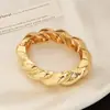 Pulseira Plissada Twist de Mola para Mulheres 2025 Inverno Tendência Moda Nicho Design Celebridade da Internet Estilo de Rua Acessório