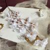 [Material de flor blanca] Arreglo floral de hortensia, rosa, flor de pasto escarchado con decoración de material de hoja de niebla de techo de pasto, flor de simulación para boda