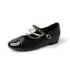 Sapatilhas com Corrente de Metal Pérola e Bico Redondo para Mulheres 2025 Novo Estilo Sapatilhas em Cores Combinadas Sapatos Mary Jane