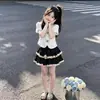 Top de manga corta estilo universitario 2026, moderno y único, falda de encaje dulce tipo pastel, nuevo conjunto de dos piezas de verano para niños mayores
