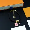 Estilo Europeo y Americano Nuevo Collar con Letra V 3 Gotas de Aceite Flor de Cerezo para Mujer Versátil Tres Flores de Cerezo Collar