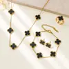Set de Joyería de Acero de Titanio de Cuatro Piezas con Trébol de Cuatro Hojas de la Suerte de Venta Caliente, Elegante y Lujoso Set de Trébol de Cuatro Hojas de Acero de Titanio