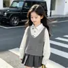 Conjunto de Camisa e Colete para Meninas Primavera 2026 Novo Conjunto da Moda para Meninas Mais Velhas, Conjunto de Três Peças com Saia Plissada para Primavera e Outono