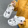 2023 Novas Pantufas com Sensação de Pisar em Cocô Femininas de Verão Sola Grossa Antiderrapante Casal para Uso Externo EVA Estilo Crocs Masculino