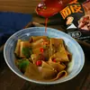 Fideos de Trigo Sarraceno con Aceite Rojo y Salsa de Sésamo, Fideos Integrales de Trigo Sarraceno, una Caja Completa, Sustituto de Comida Principal, Comida Instantánea sin Cocción, Fácil de Preparar