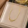 [Collar de acero de titanio color acero dorado] Cadena de clavícula ligera, de lujo y a la moda para mujer, con un toque de amor y nicho de gran sentido.
