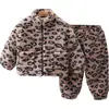 Roupas de Inverno para Meninos e Meninas com Forro de Lã Espessadas Roupas de Casa Conjunto de Duas Peças 2025 Inverno Novo Pijama Quente Infantil com Estampa de Leopardo Tendência