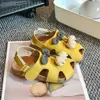 Sandálias Femininas com Biqueira Aberta 2026 Novo Estilo de Verão Calçados Infantis Sapatos de Princesinha para Meninas Sola Macia Antiderrapante Sapatinhos de Bebê Modernos