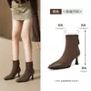 Botas de salto alto pretas Augushiden para mulheres, novo modelo de outono 2026, botas curtas bonitas e estilosas de corte justo