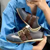 Modelo popular versátil 2026: Sapatos casuais femininos de sola grossa com fivelas duplas, estilo de treino alemão, estilo outono, tecido verde e marrom
