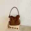 Bolsa Pequena de Mão em Camurça Retrô Feminina 2026 Nova Bolsa de Balde Fosca de Alta Qualidade Bolsa Transversal com Textura Outono/Inverno