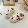 KT Zapatos de Tela para Niñas Lindos de Lunares con Concha en la Cabeza Estilo Otoño 2026 Niños Medianos y Grandes Casuales Blancos Zapatos Individuales para Niños Modernos
