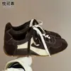 Zapatillas de entrenamiento alemanas versátiles de cuero genuino con aumento de altura para mujer, nuevo estilo versátil de otoño 2026, zapatillas deportivas casuales ligeras y versátiles