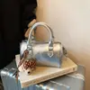 A bolsa-travesseiro de mão popular deste ano é a nova bolsa transversal versátil retrô de verão de 2026 com um design cilíndrico de alta qualidade e elegante.