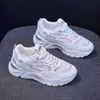 Grinalda de Almofada Branca 2025 Outono Novos Sapatos Femininos Sapatos de Malha Respirável Versáteis para Mulheres Sapatos Esportivos de Solado Grosso Sapatos Casuais Estilo Pai