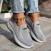 Zapatos de Mujer Transpirables Flyknit de Verano 2026, Suela Suave, Zapatos Ligeros para Caminar, Slip-On de Malla para Personas de Mediana Edad y Mayores, Calidad de Exportación