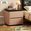 Mesita de noche de madera maciza cuidadosamente seleccionada, modelo nuevo para uso doméstico, lujo ligero, estilo vintage pequeño color crema, mueble de almacenamiento de alta gama para mesita de noche