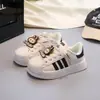 Tenis Blancos Infantiles con Puntera de Concha, Tenis Versátiles de Marca de Moda, Nuevos Modelos Primavera y Otoño 2026, Zapatos Deportivos para Niños y Niñas con Suelas Suaves Antideslizantes