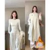 Camisa Branca de Base para Usar por Baixo de um Casaco, Camiseta de Manga Longa para Outono e Inverno para Mulheres, Top de Corte Justo, Gola Redonda, Ajustada ao Corpo, para o Início do Outono no Trabalho