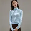 260g Yousi elegante e quente com toque escovado, gola alta, segunda pele feminina, camiseta de manga comprida para outono e inverno, com ombros normais.