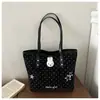 Bolso tote de moda estilo coreano con lunares y bordado de conejo con parche de pentagrama y colgante de conejo de peluche, bolso de hombro, bolso de mano para mujer