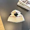 Gorro de Punto Pequeño Adelgazante para Rostro de Mujer Otoño e Invierno Moda Tendencia Sombrero para el Frío 2025 Nuevo Súper Lindo Gorro Acolchado
