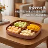 Vaya, esta bandeja de frutas de PP con diseño de veta de madera sintética cuenta con compartimentos para evitar que los sabores se mezclen. Es perfecto para exhibir bocadillos y frutas secas en la mesa de centro de la sala de estar y es fácil de limpiar.