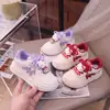 Tênis de couro para meninas, nova coleção de verão 2026, tênis brancos infantis, sapatos casuais para estudantes, sapatos de menina com fecho de velcro