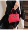 Bolsa de Concha Fashionável Estilo Coreano de Alto Padrão para Carregar na Mão 2025 Nova Bolsa de Ombro Fashionável Bolsa Transversal Simples de Nicho Bolsa de Mão