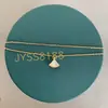 Pulseira Pequena Exquisitamente Trabalhada em Formato de Saia para Mulheres, Banhada a Ouro Rosé 18K, Apresentando Madrepérola Branca em Formato de Leque e Ágata Vermelha, Joia de Alto Padrão