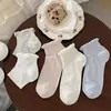 Calcetines cortos blancos para mujer con bordes de volantes, color liso, versátiles, de malla, transpirables, finos de algodón para verano, tobilleros sin costuras de encaje