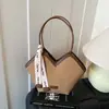 Bolsa Transfronteriza de Gran Capacidad para Mujer 2025 Nuevo Otoño e Invierno Moda Bolso de Hombro y Mano Textura Commuting Clase Bolso Tote