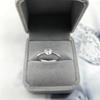 Anel de zircão de quatro garras de prata S925 explosões ao vivo direto da fábrica, anel de diamante flash simples e moderno para meninas