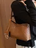 Bolso de mano de nicho estilo francés 2026 con un toque elegante, bolso tejido de moda de alta gama, bolso baguette simple de un solo hombro para llevar debajo del brazo