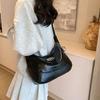 Bolso pequeño de crowdsourcing popular de este año 2024, nuevo bolso de mujer de otoño, bolso de mensajero con textura de moda, bolso de mano con todo incluido