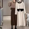 Conjunto de Atuendo Otoño e Invierno 2025 con un Conjunto de Dos Piezas Elegante y con Estilo que Presenta un Suéter y una Falda de Color Contrastante
