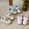 Tênis infantis de bolinhas com laço, nova coleção primavera/outono 2026, tênis casuais para corrida para bebês, fofos e estilo cartoon
