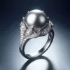 Anel de Pérola Cinza Falsa Estilo Luxo Leve Cao Shi Anel de Folha Totalmente Cravejado com Zircônia Microincrustada Joia Elegante para Banquete