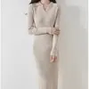 Vestido suéter tejido largo de cuello en V para mujer, nuevo vestido de otoño e invierno, corte ajustado, por encima de la rodilla, vestido versátil para combinar con un abrigo