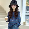 Conjunto Casual de Moda Duas Peças para Crianças Maiores no Outono: Blusa Listrada de Manga Longa Nova e Jeans de Cintura Alta para Meninas