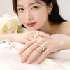 Anillo de Acero Inoxidable de Lujo Ligero y Moda, con Cinco Filas de Perlas Curvas y Tachonado de Diamantes, Anillo Versátil y Elegante para Pareja, Joyería al por Mayor