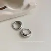 Brincos de Argola Lisos Prateados Design de Nicho Brincos de Estilo Frio de Alta Qualidade Novos Tendência 2025 Brincos Redondos