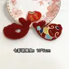 Broche de Leão de Lã Bordado Gato Kt Pingente Quadrado com Borla Acessórios para Roupas Decoração DIY Pingente Bordado para o Festival do Barco-Dragão
